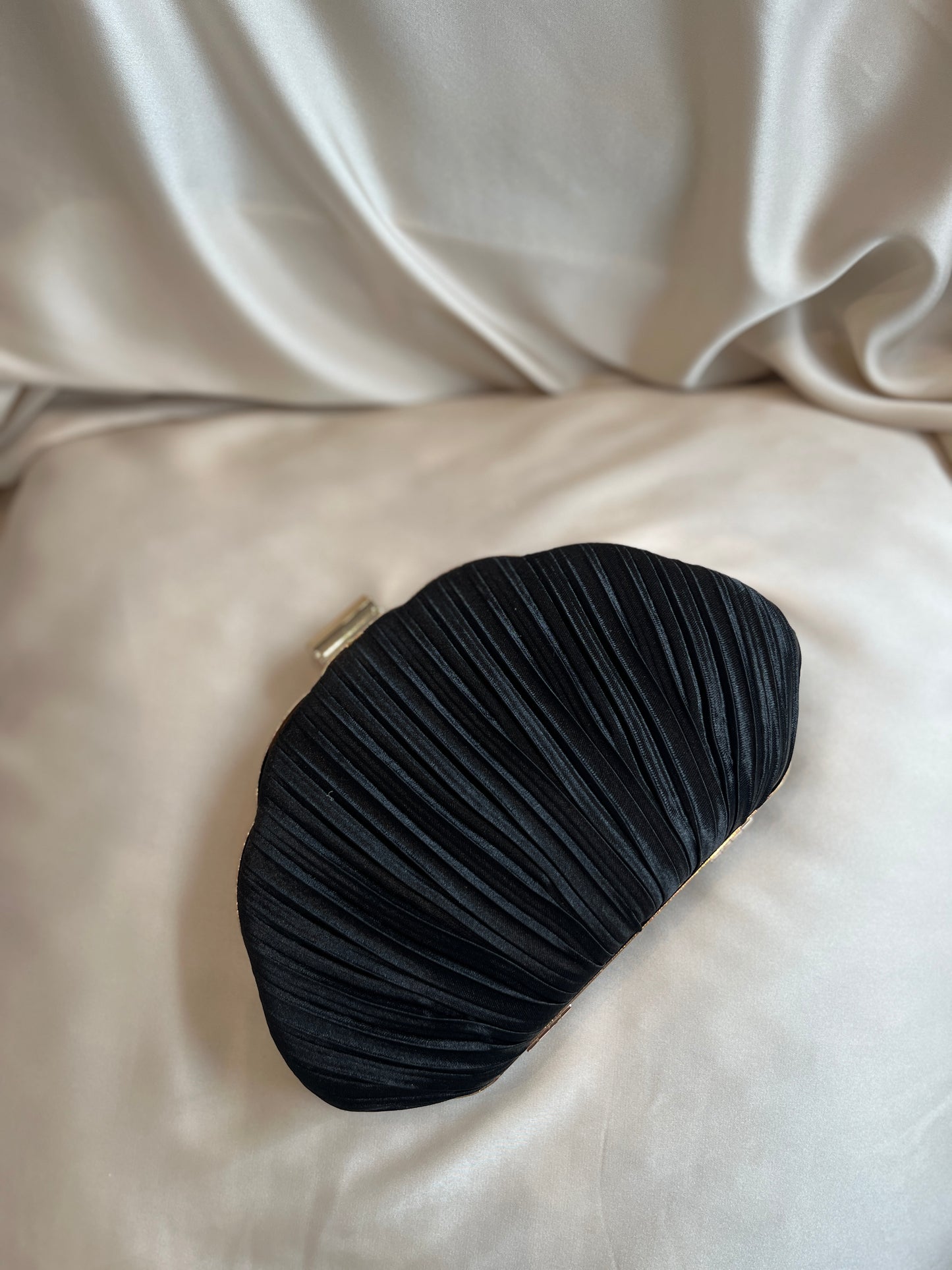 Bolso Forma Concha Negro