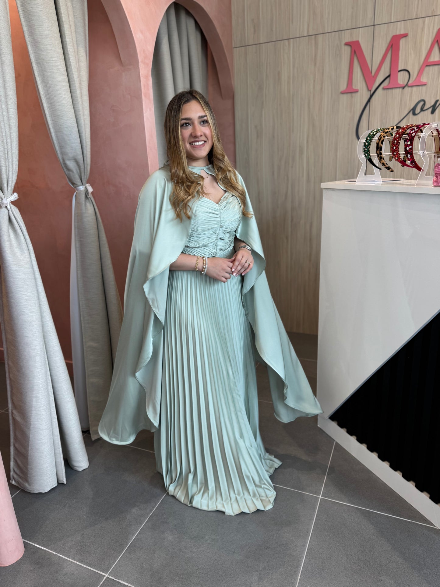 Vestido Luna Plisado con Capa