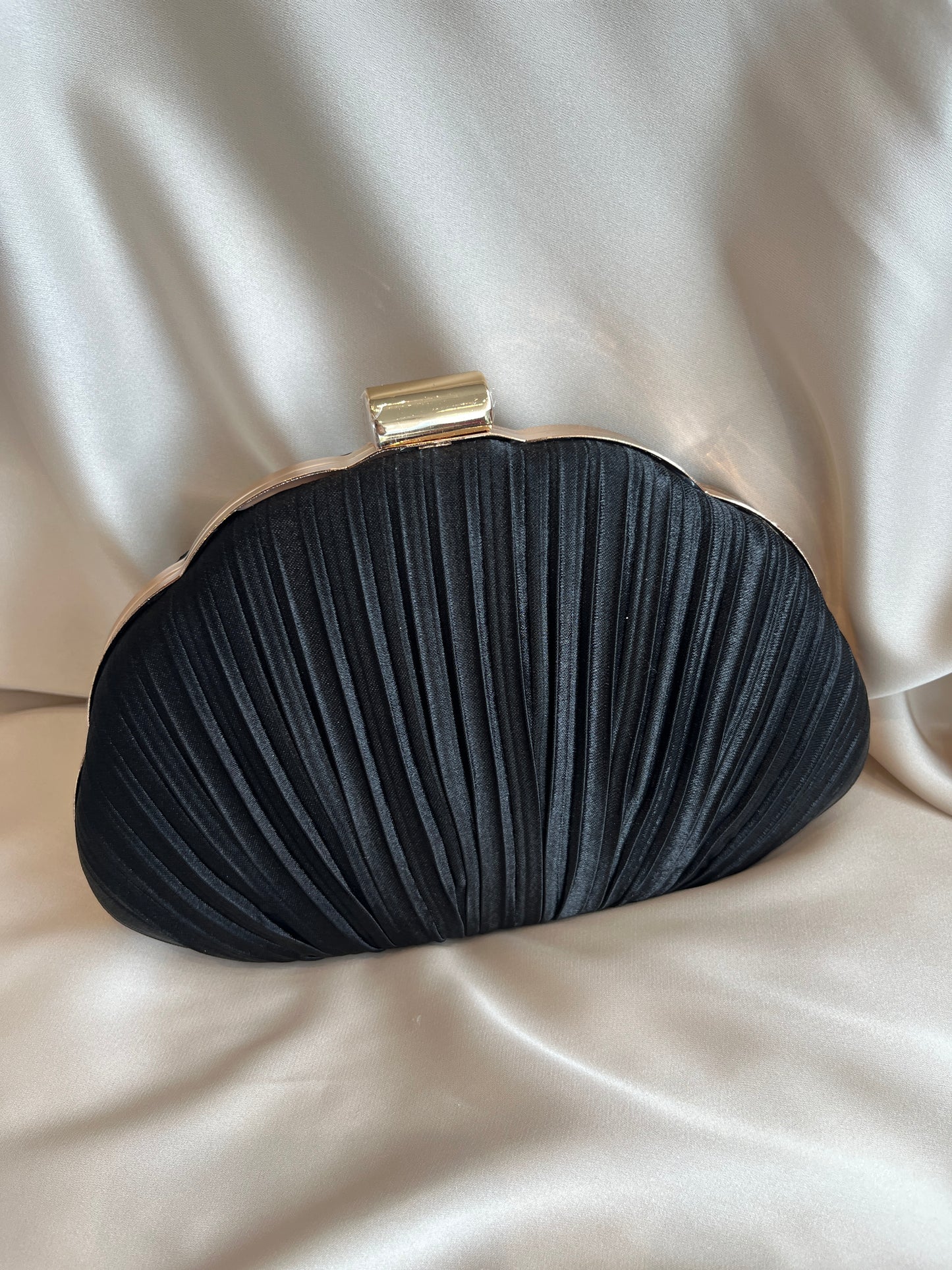 Bolso Forma Concha Negro