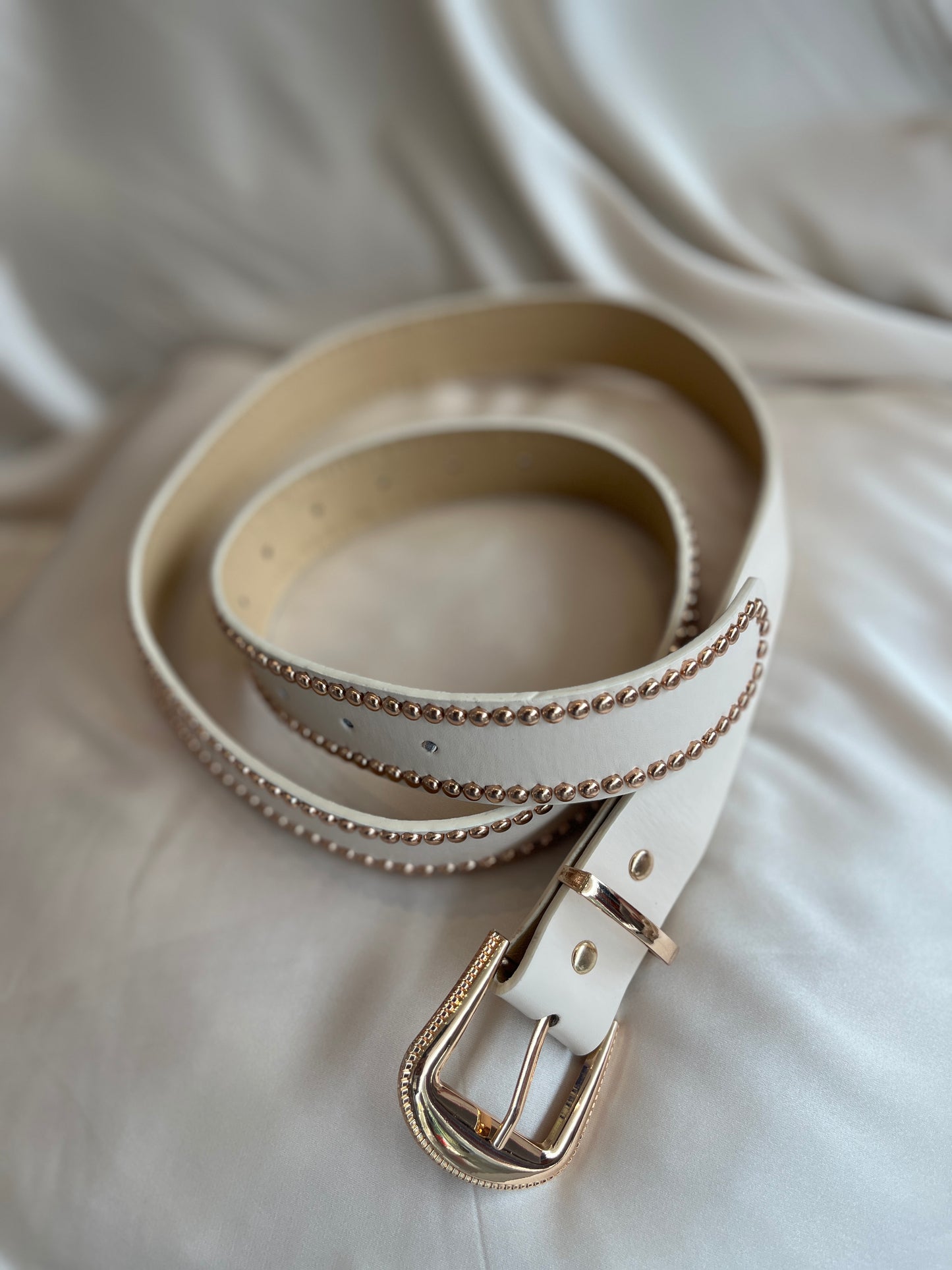 Correa con Tachuelas Beige