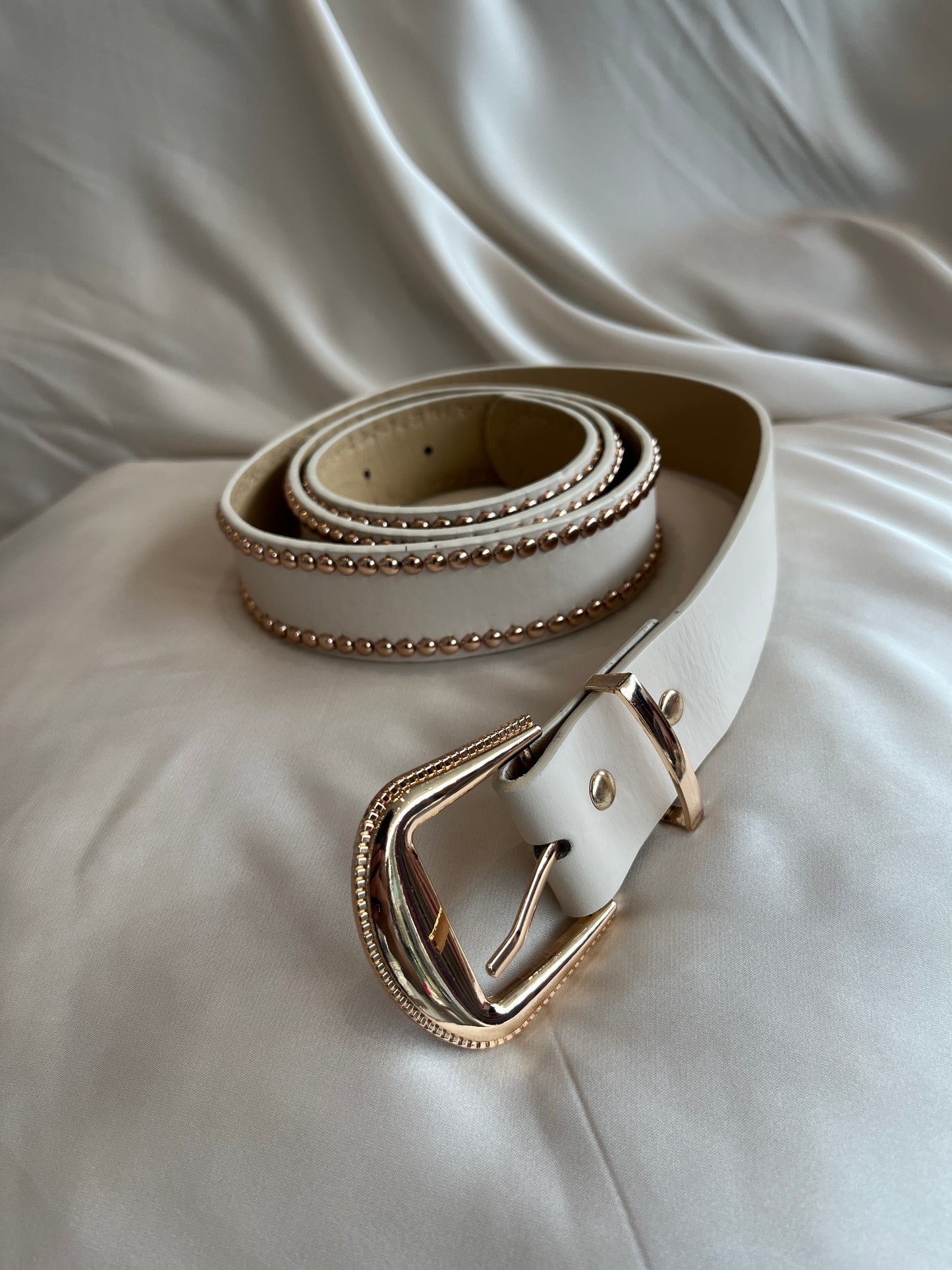 Correa con Tachuelas Beige