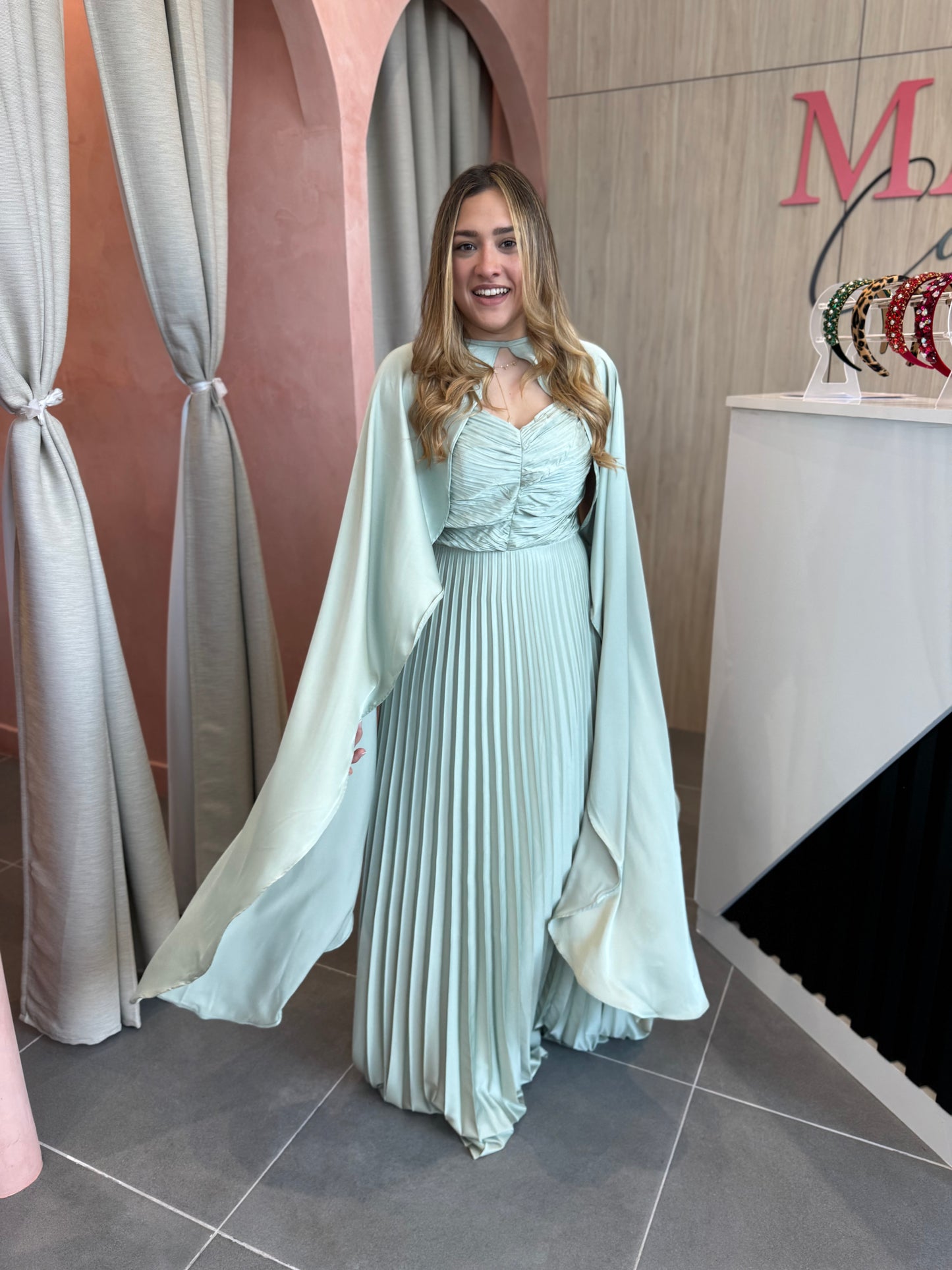 Vestido Luna Plisado con Capa